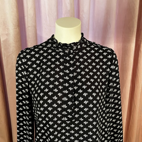 LOFT delicate black blouse with white flowers and ruffled collar and sleeves - Picture 13 of 13